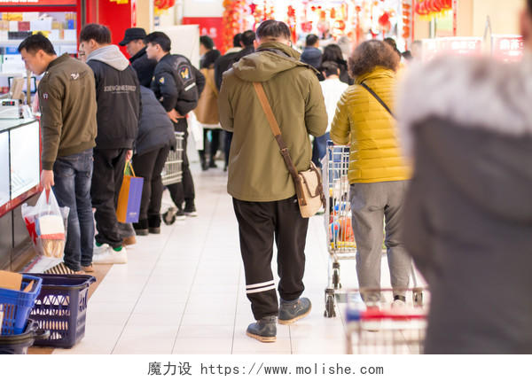 新年超市逛街的人群背景图片